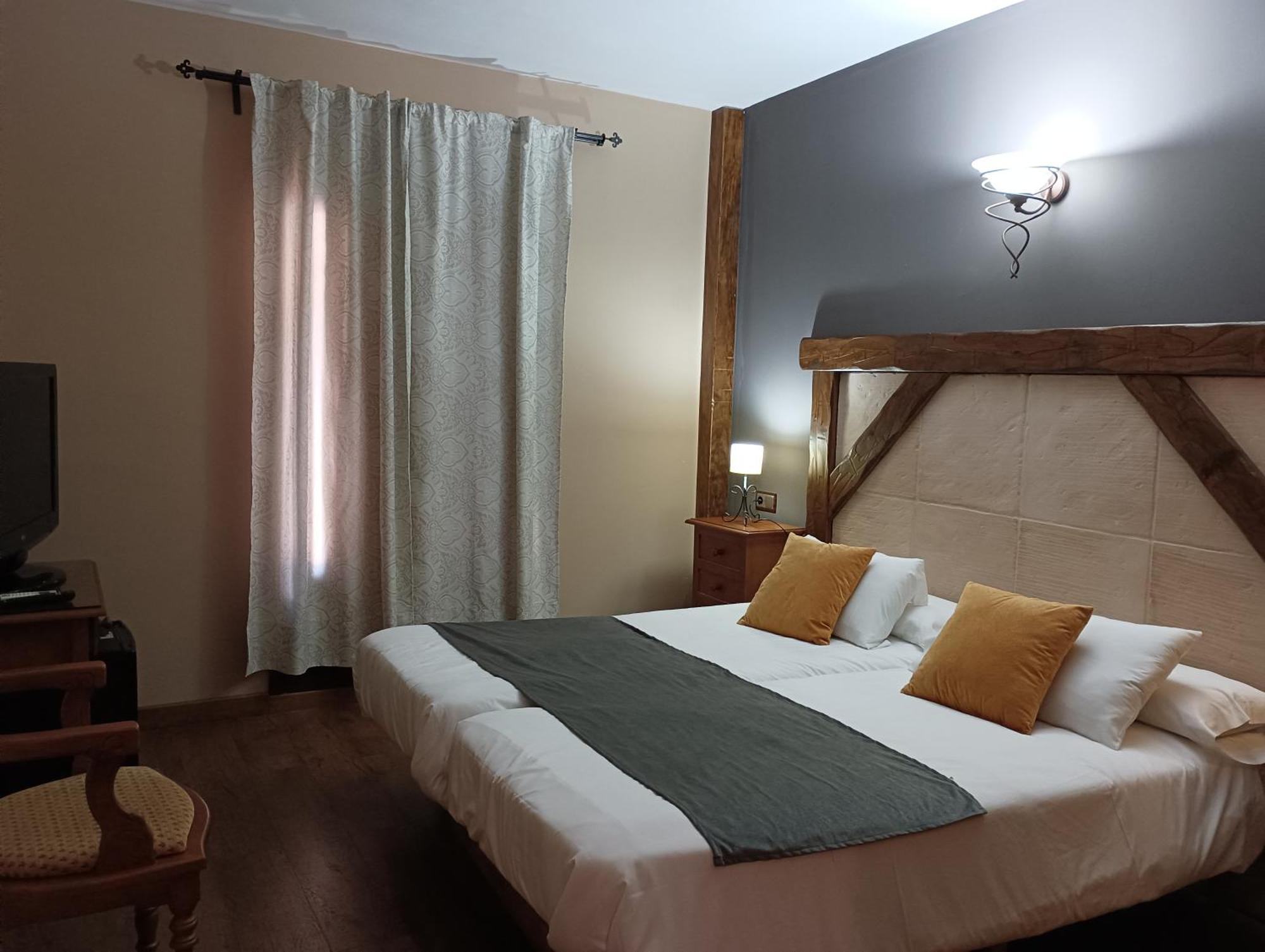 Hotel Rural Los Tadeos Захара де ла Сиера Екстериор снимка